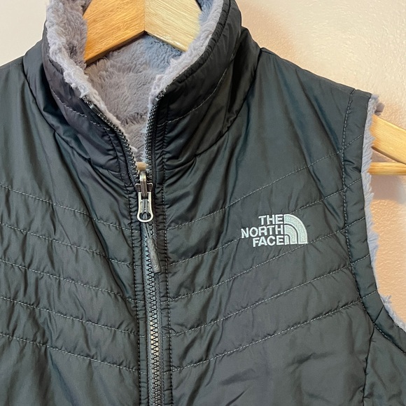 North Face Mossbud Swirl Insulated Reversible Faux Fur Vest Winter Gray Small - Picture 3 of 10